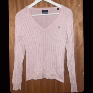 Stickad gant tröja - Bra skick, använd fåtal gånger säljes pga den inte kommer till nån användning!