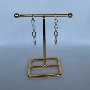 Örhängen  - Finns i guld och silver. Köp för 109kr/st Eller 179kr/ paret. Modell 155 Smyckes ställningen finns även att köpa för 299kr!