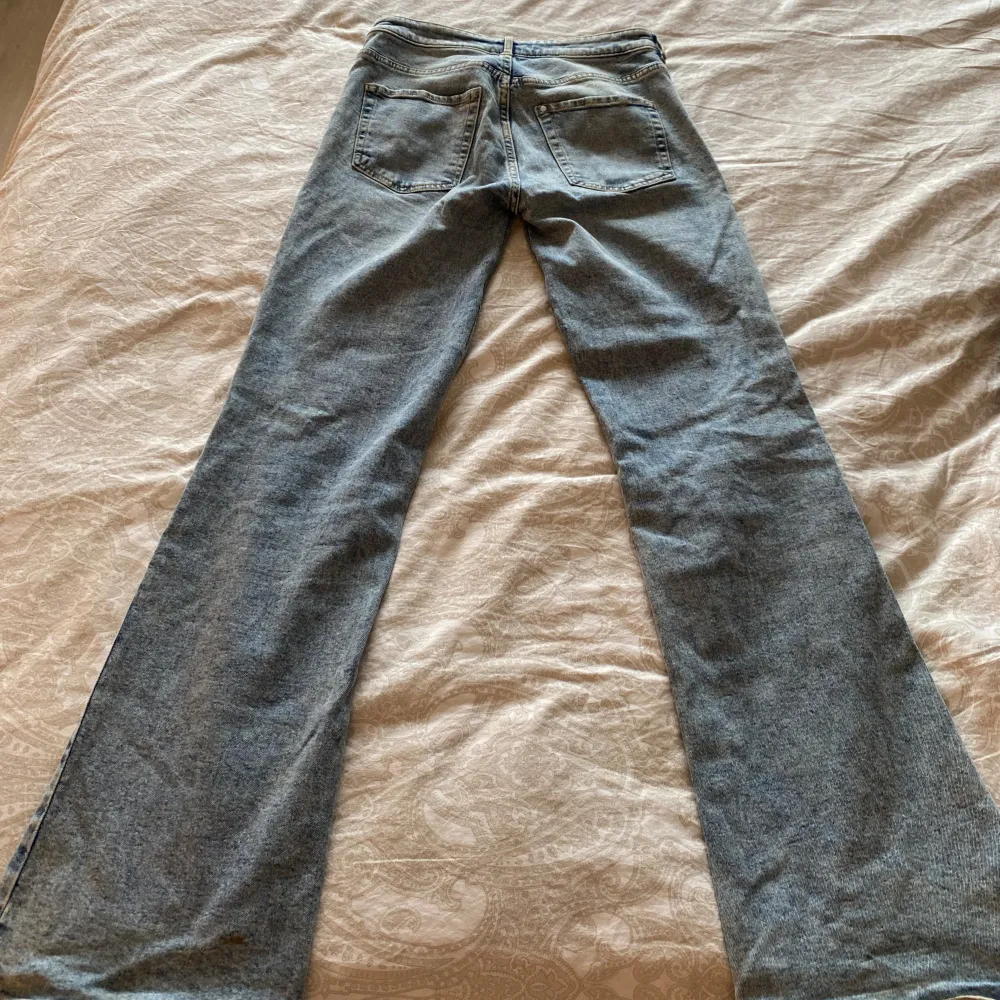 Ljusblå jeans från H&M, har sytt om dom till lågmidjade.  Storlek 38.💕 Säljer då jag inte använder de. . Jeans & Byxor.