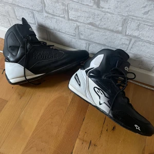 Alpinstar faster v3 - Alpinstar faster v3 mc skor av världsklass godkända och känns som en sneakers på foten!   Nypris 1900kr
