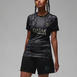 Svart & grå psg dam tröja - Supersnygg psg tröja, storlek s inga defekter som ny 🖤kostade 1149kr på Nike, mitt pris går såklart att förhandla vid snabb affär 🖤