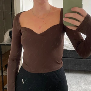 Tröja - Superfin tröja från Nelly i storlek XS, använd en gång💗 lång i armarna och har en sweetheart neckline