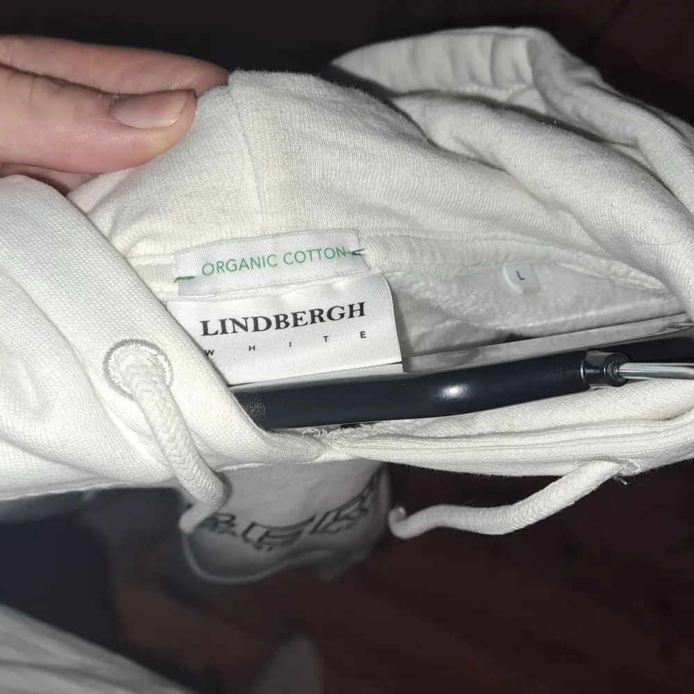 De är en vit Lindbergh hoddie med storlek L men är mer som en Medium skulle jag säga. Ny priss ligger på 699 så ni har en dunder deal. Skick är 8/10. Hoodies.