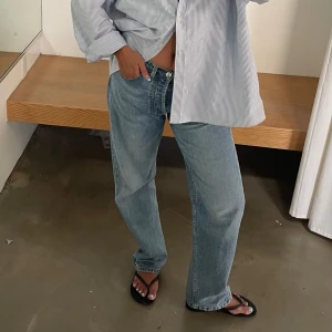 DJERF AVENUE Relaxed Jeans - Säljer dessa jättefina jeansen ifrån Djerf Avenue. De är knappt använda och i mycket bra skick. (OBS: Flyttar till USA i September så avslutar all min försäljning då).🇺🇸