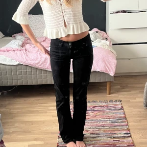 Svarta lågmidjade levis jeans   - Riktigt snygga svarta lågmidjade levis jeans. Står som storlek 14, men passar som en 34/36 eller storlek S. Säljer pågrund av att de inte kommer till användning. De ser inte använda ut!💕🤗 (jag är 175cm)