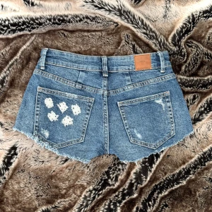 reworked shorts  - midja: 67 🤍 uppcyklade lågmidjade jeansshorts 🤍 jag är 171cm & stl S/36/28 för referens 🤍 läs POLICY & FRAKT (i gillade inlägg) innan du skriver 🤍 använd gärna ”Köp” 🤍  