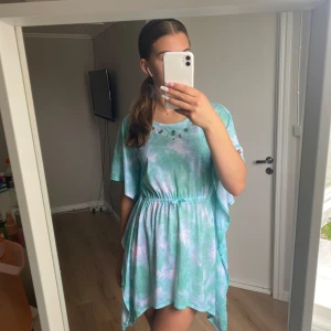 Strandklänning - Superfin klänning som är skön att ha på sig när man går till stranden. Storleken är 157/164 men passar mig som har xs.