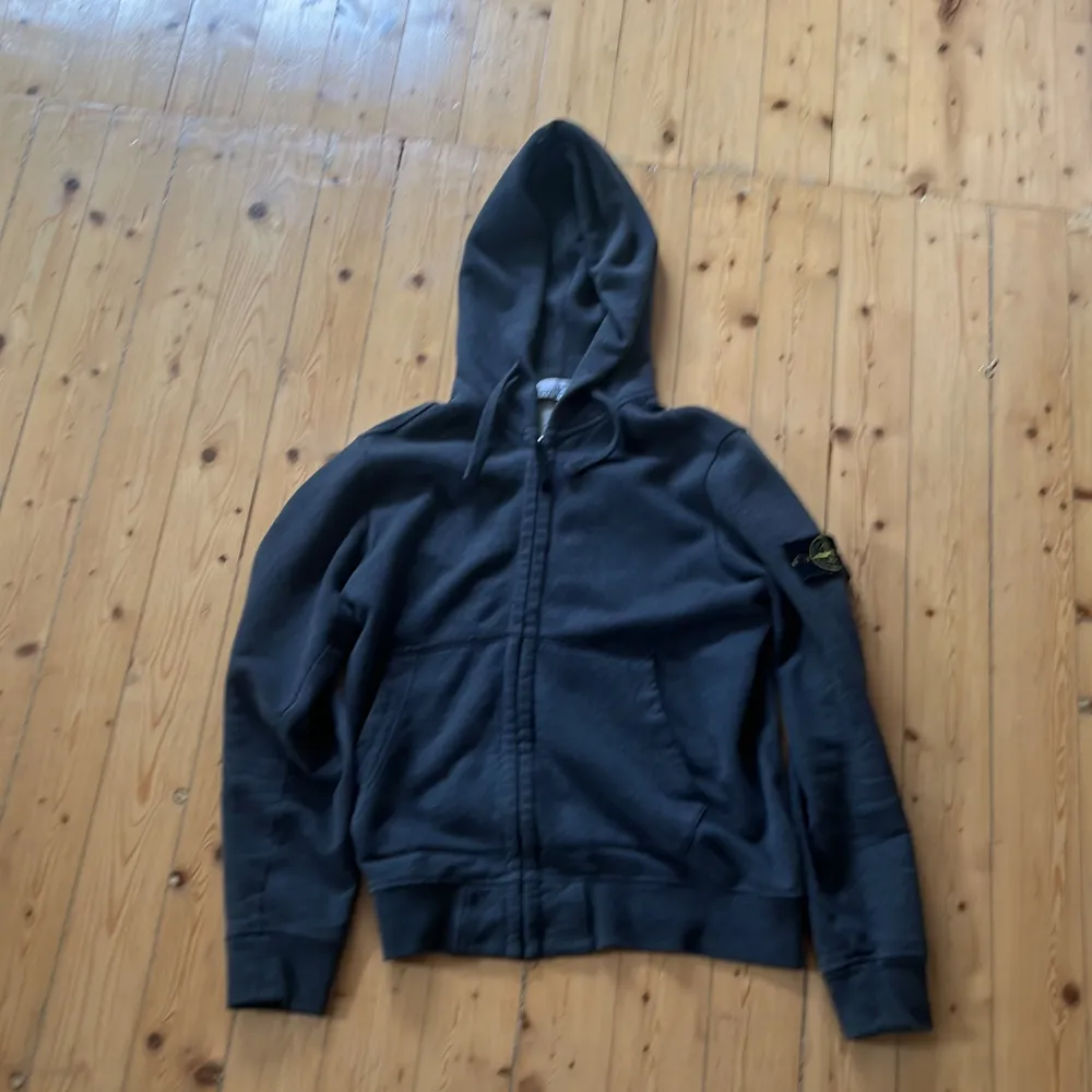 Säljer denna stone island zip hoddien. Den är sparsamt använd. Säljer denna då den är för liten. Den är mörkgrå i färgen och är i bra skick , nypriset ligger på ca 3000kr.. Hoodies.