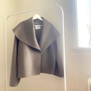 Stylein Tortona Jacket / Jacka - FRI FRAKT INOM SVERIGE. Stylein Tortona Jacket i färgen Sage. Fin grå/grön färg. Köpt för 5050 SEK förra året. Använd 2 gånger. Precis som ny. 