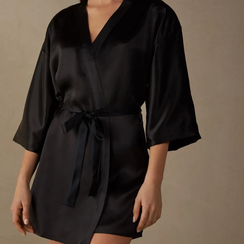 En kort svart satin kimono från Intimissimi i storlek M-L, använd fåtal gånger!  Orginalpris: 1499kr. Övrigt.