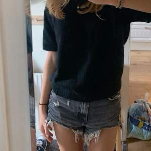 Säljer mina fina grå zara jeans shorts sällan använda (väldigt bra skick)🤍