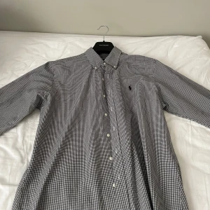 Ralph lauren skjorta  - Ralph lauren skjorta i storlek L, säljer då den inte passar mig. Skjortan är i bra skick utan några defekter.