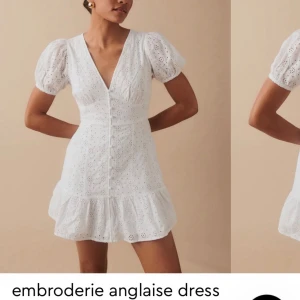 Vit sommar/ studentklänning  - Supersöt klänning i NYSKICK! Den är endast testad och prislappen sitter kvar.  Strl XS Pris: 250kr + frakt (nypris: 500kr) Jag hade denna modell, fast i annan storlek på studenten, så fin!