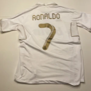 Ronaldo tröja  - Hej säljer min Ronaldo tröja från 2012. Den har varit på väggen sedan och är i mycket bra skick
