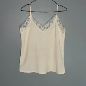 Vit topp  - Beige linne med spets detaljer i storlek M