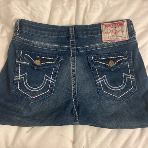 True religion Minikjol - Säljer en minikjol ifrån true religion som är köpt secondhand passar str 34-36