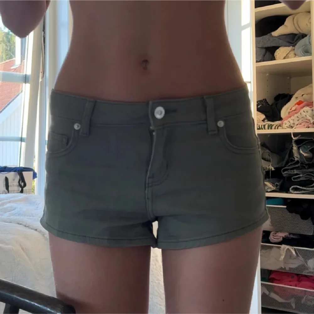 Säljer nu dessa jätte fina jeansshortsen då de inte kommer till användning. Vid mer information, vänligen kontakta via DM! . Shorts.