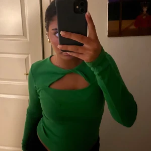 Grön långärmad tröja  - Grön långärmad tröja från Gina Tricot med en liten öppning och snurrat tyg. Super snygg tröja som är lite extra och färgen passar perfekt till sommaren 💞 