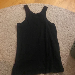 Svart enkelt linne basic - basic bas linne från Lager 157 i storlek medium. 100% cotton