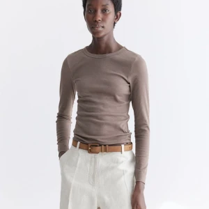 Ribbad topp i modalmix  - En långärmad baströja i den perfekta brunagråbeigea höstfärgen som inte kommer till användning. Endast använd en gång🤎