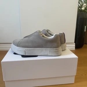 Gråa eytys  - Säljer dessa superfina eytys, säljer de eftersom de är för små för mig. Därför är de endast använda ett fåtal gånger de är alltså i nyskick. Ny pris 2500kr slickas med boxen