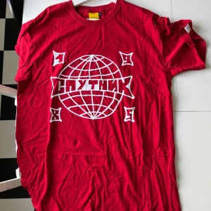 Röd t-shirt med tryck - T-shirt i storlek L från ryska märket Sputnik1995.  Aldrig använd, aldrig tvättad, bara legat i garderoben.
