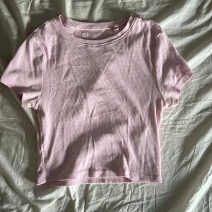 T-shirt  - T-shirt jag fått i present men enbart kommit till användning något enstaka tillfälle. Storleken är M men passar även om du är mindre. 