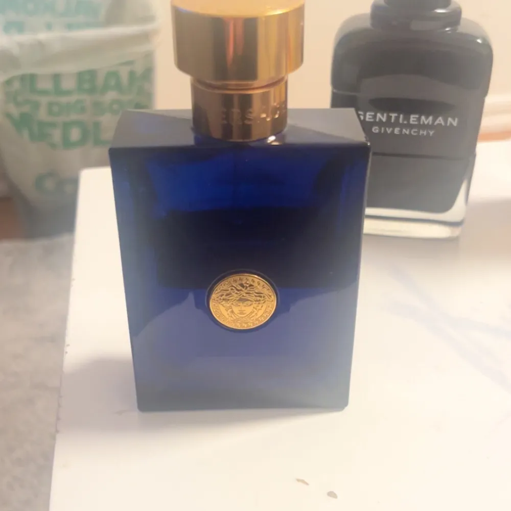 Versace dylan blue 100 ml, detta är absolut min favorit perfym i min kollektion. Luktar riktigt sött och gott, denna perfymen fyller ett helt rum med sin goda doft, nypris 800 ungefär, mitt pris 500. Parfym.