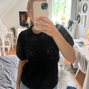 Svårt hålig tshirt - Trendig Tshirt ifrån Vila, använd två ggr så den är som ny, den stämmer överens med storlek.