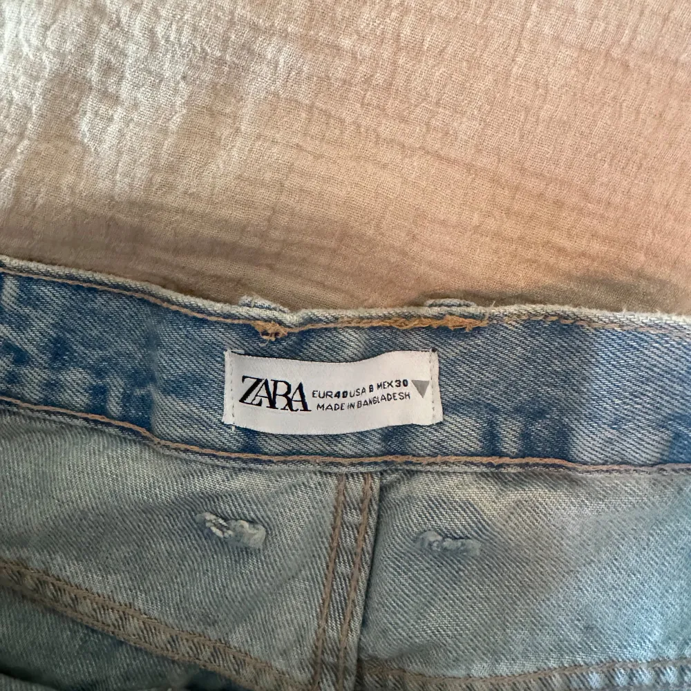 Säljer nu dessa populära & eftertraktade midrise jeansshortsen ifrån zara!! De är i storlek 40 men passar snarare M! Dom ör typ helt nya & endast använda 1 gång! . Shorts.