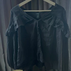 Svart blus - Lite för pösig vid midjan för mig men annars sitter den väldigt bra🤍(stor i storleken)