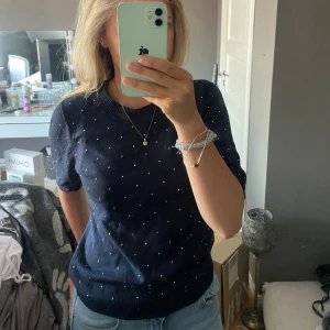 Stickad topp - Säljer nu denna topp då den inte längre kommer till användning. Bra skick.