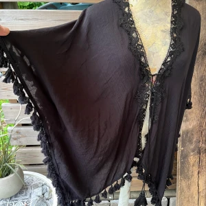 Super fin strandklänning/tunika - Så fin strandklänning med vackra detaljer, knyt framtill under bysten. Passar både till shorts & linne eller på stranden. Onesize mycket fint skick! Viskos-polyester 