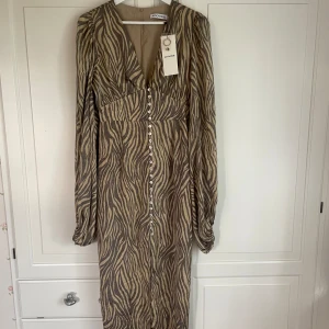 Adoore klänning - Adoore klänning i storlek 38 (som 36), aldrig använd med lapp kvar 🤎 INGA bud under utgångspris.