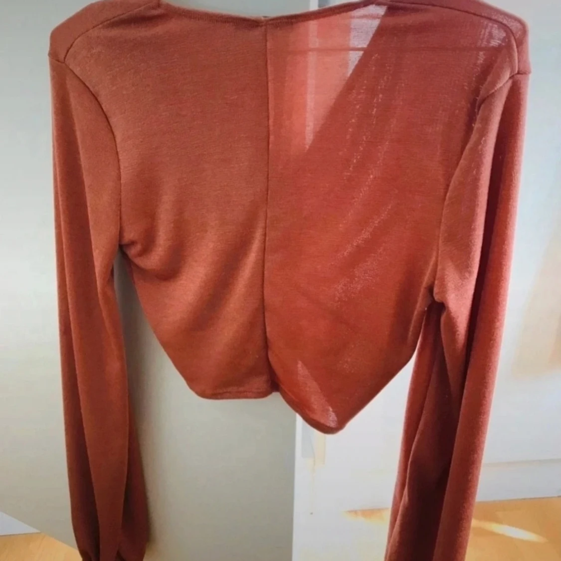 Rostfärgad långärmad topp med knutdetalj - 90