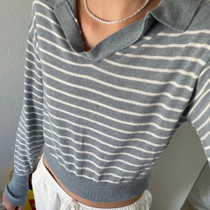 Randig tröja - Ganska tunn blå/grå och vit tröja som passar bra på sommaren. Knappt andvänd.