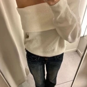 HM stickad tröja - Off shoulder tröja från HM! Köpt förra vinter 🤍