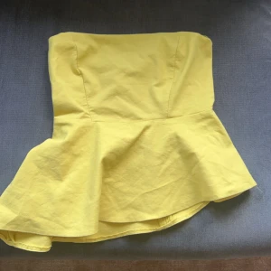 Söt topp - Jättefin bandeau topp som stängs i ryggen med dragkedja💗kommer tyvärr inte kunna skicka bild på då den är för liten för mig💗