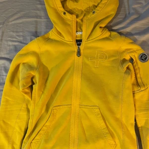 Pelle p kofta - Gul Pelle p kofta i storlek M i dam. Köpt för 1500-1800kr pris kan diskuteras 