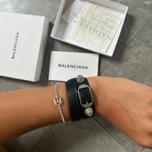 Balenciaga armband  - Säljer mitt älskade Balenciaga armband då jag har ett annat svart.  Super bra skick, köpt på Nathalie Schuterman för 1995kr❤️