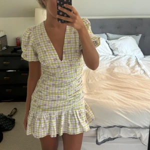 Blommig klänning Zara - Såå fin klänning från Zara, finns inte att få tag i längre🤍 I storlek M men passar mig som bär S också.