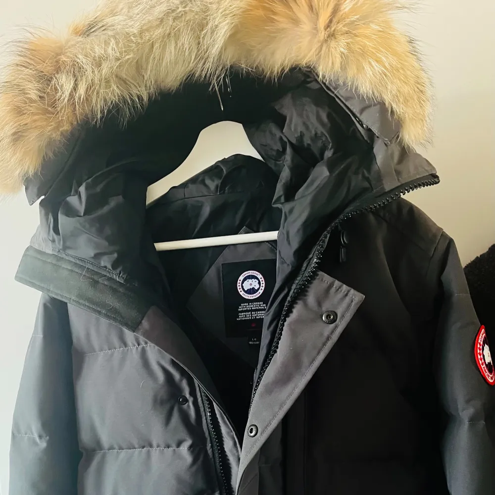 Canada Goose-jacka, Stl L. Färg: Grå  Jag har använt jackan ca 5-6 gånger så den är praktiskt taget som ny. Jackan har en avtagbar pälskrage som går att sätta på och ta av luvan.  Jackan finns i Solna, Stockholm. Jackor.