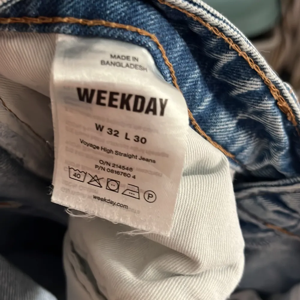 Säljer nu dessa Weekday jeans då dem ej kommer till användning. Jeansen är loosefit alltså lite pösigare. Väl använda men har mycket kvar o ge. Tveka inte o fråga om fler bilder eller om några andra frågor. Skick:9/10 Nypris: 600. . Jeans & Byxor.