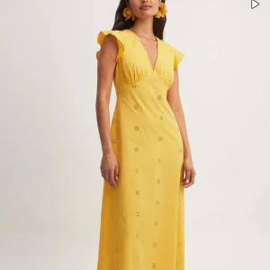 Klänning - Så fin sommarklänning med broderier från elin warns kollektion med nakd. Underbar när man är lite brun också! Jag hade tänkt ha den på ett bröllop som jag ej kommer gå på så därav är den oanvänd och nu säljer jag❤️ köpt för 750 