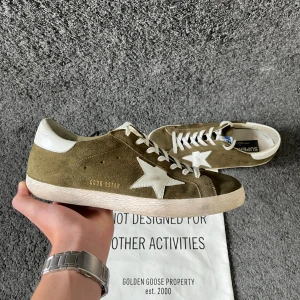 Golden goose skor - Unika Golden goose superstar i mocka | Storlek 42 | Dustbag ingår givetvis | Extremt fint skick, bortsett från att sulan släppt lite i hälen (bild 3) | Skriv privat för frågor etc🤩