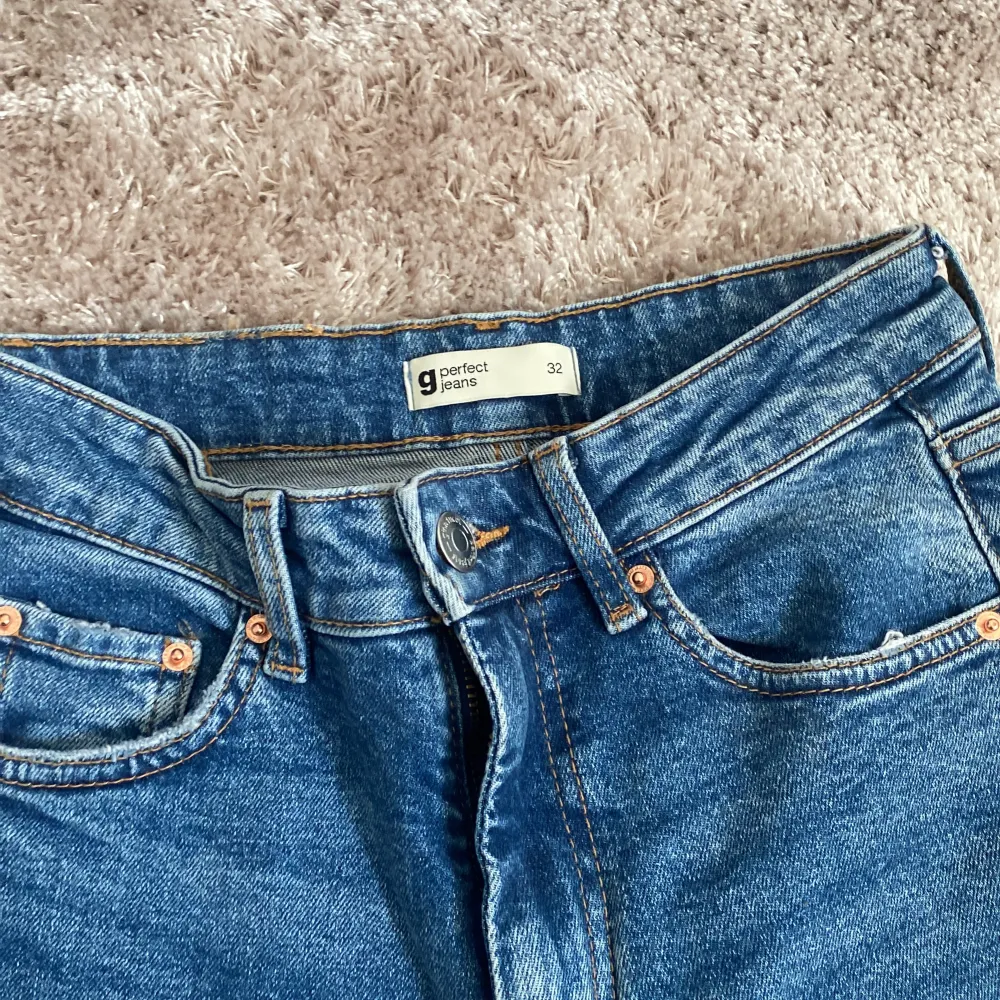 Oanvända jeans från Gina triot, high waist straight jeans, säljer billigt för att bli av med enkelt . Jeans & Byxor.