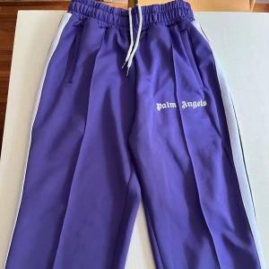 Palm Angels byxor  - Ett par Palm Angels byxor i nyskick. Köpta här på plick för någon månad sedan, knappt använda. Storlek S. 