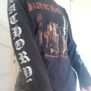 Bathory tröja - Långärmad bathory tröja med tryck på båda armar, fram och baksida. Lite sliten.   Skriv om du vill ha fler blilder eller har några frågor <3