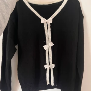 Stickad tröja  - Jättefin svart stickad kofta med vita rosetter💕