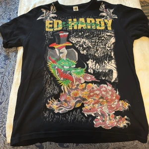 T-shirt  - Säljer en ed hardy T-shirt i jätte bra kondition. Den är i storlek XL men passar dig som har L och sitter lite oversized på dig som har M 💕 pris kan diskuteras